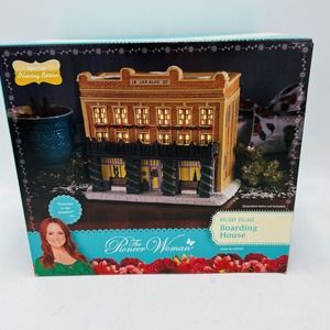 Pioneer Woman Christmas Holiday Village Boarding House NIB 2022 New